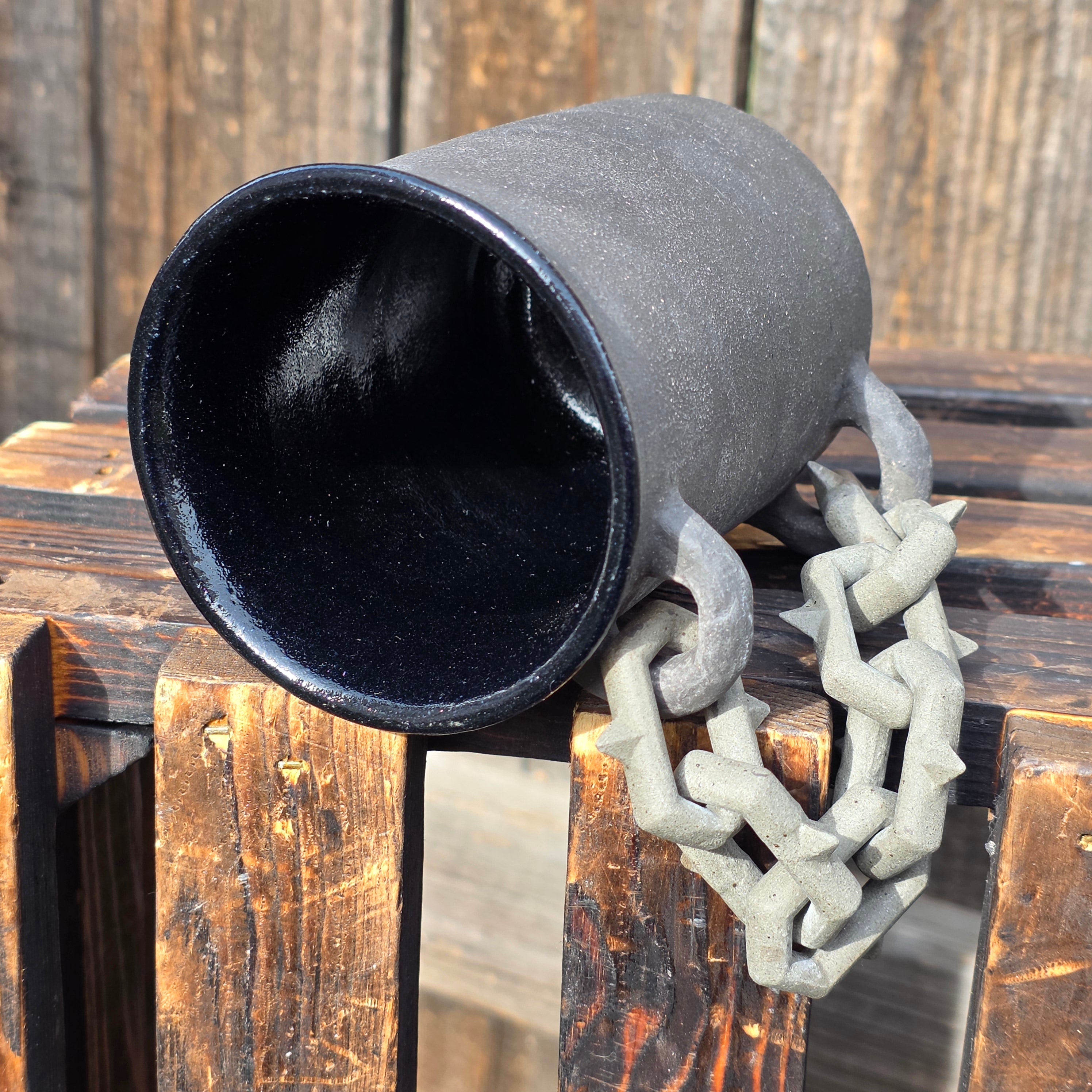 Dark chain mug